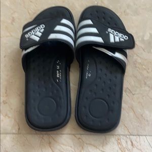 Adidas slides (NGEOTIABLE)